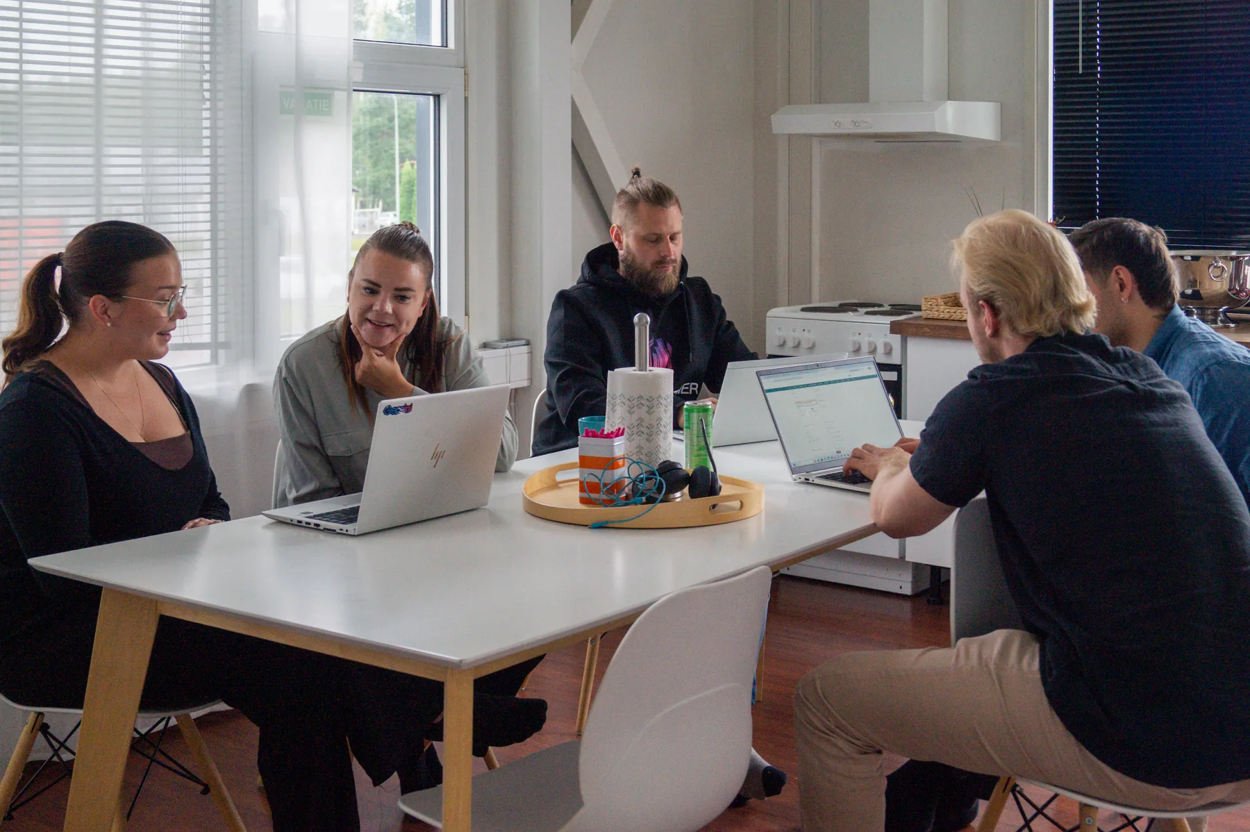 Aito Partnerin tiimi työskentelee yhdessä saman pöydän ääressä