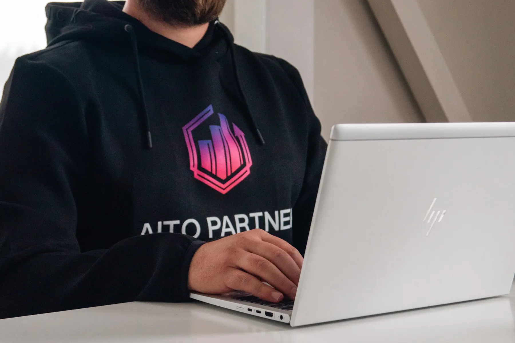 Aito Partnerin asiantuntija työskentelee kannettavalla tietokoneella