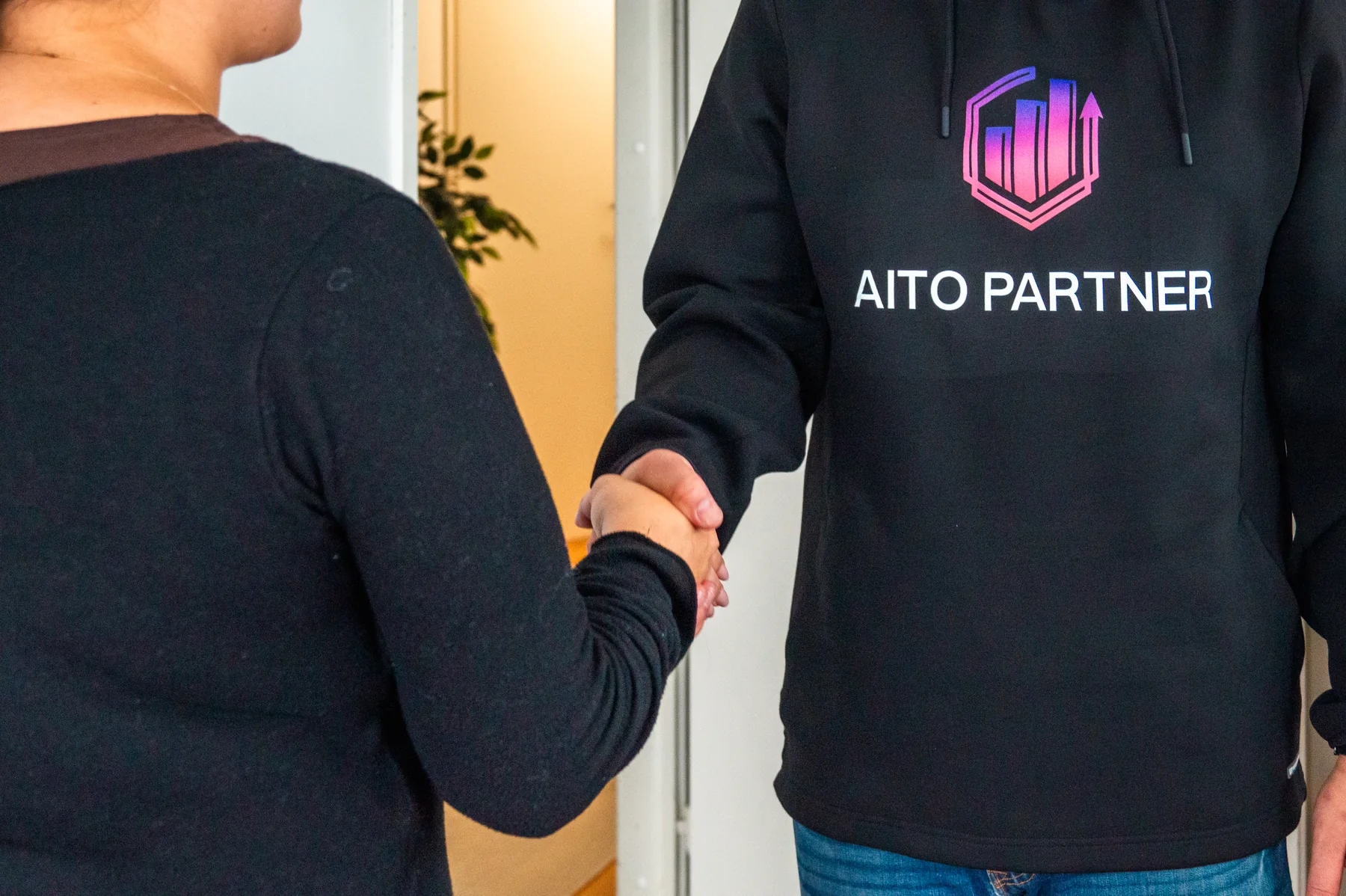 Aito Partnerin edustaja kättelee asiakasta