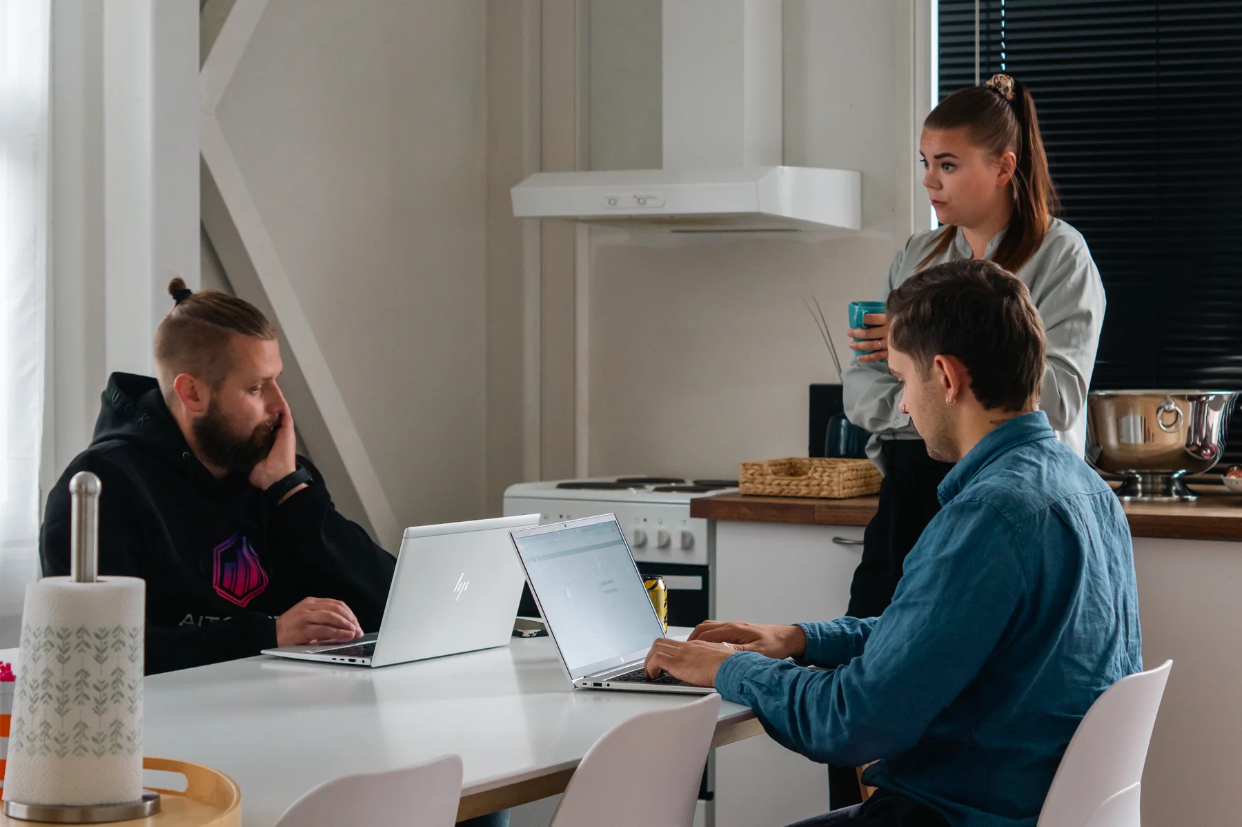 Aito Partnerin tiimi keskustelee asiakkaan ratkaisusta